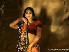 Indische Beauty beim sinnlichen Tanzen