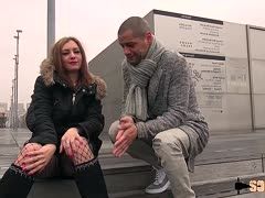 Weib bläst und wird doggy per Analsex gefickt